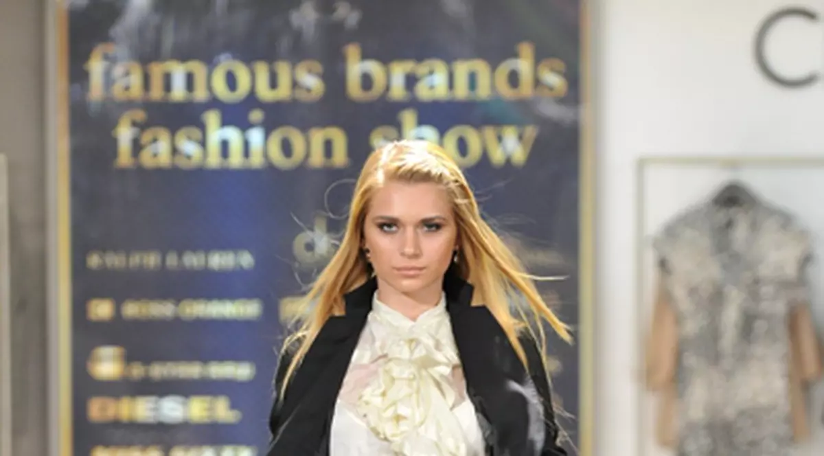 Cristi Tănase s-a reorientat şi a pus ochii pe o blondă apetisantă