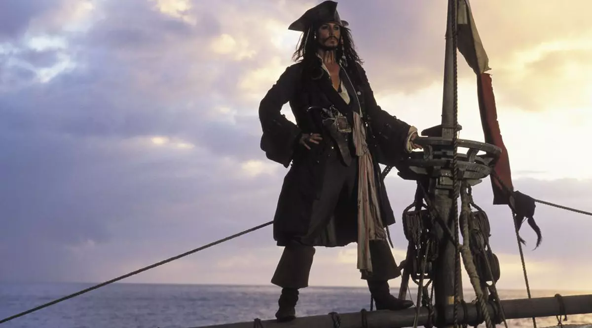 Video | Johnny Depp s-a dus costumat în Jack Sparrow într-o şcoală din Londra 