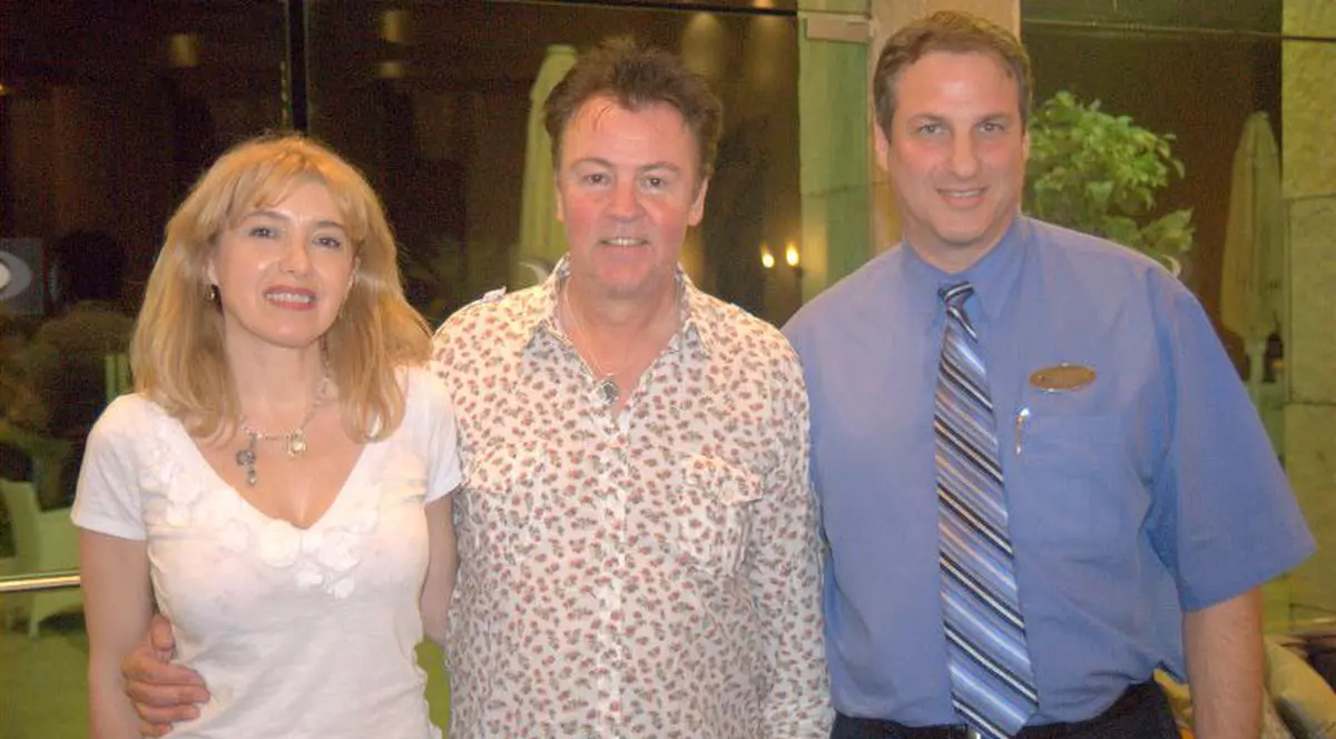 Cântăreţul Paul Young poartă accesorii ca Botezatu