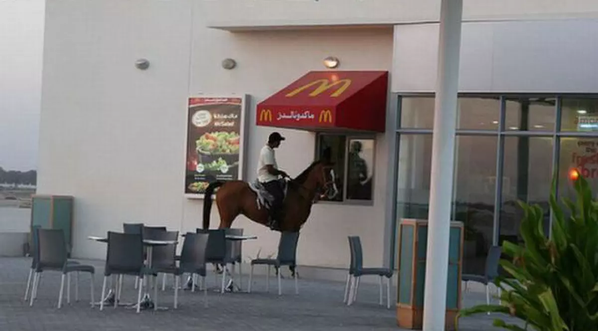 Imaginea zilei | "Hamburger-ul conţine carne de cal?"