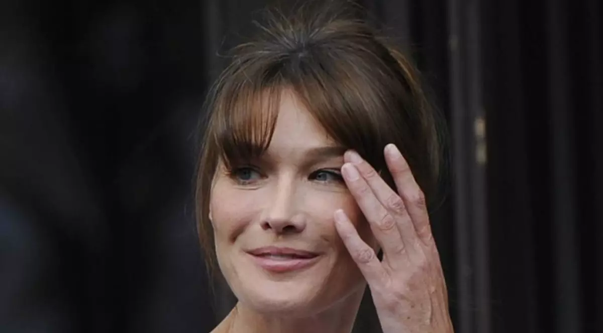 Papa nu vrea s-o primească pe Carla Bruni la Vatican