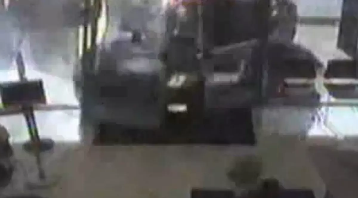 Video | Imediat după ce şi-a luat permisul, a intrat cu maşina în centrul de testare