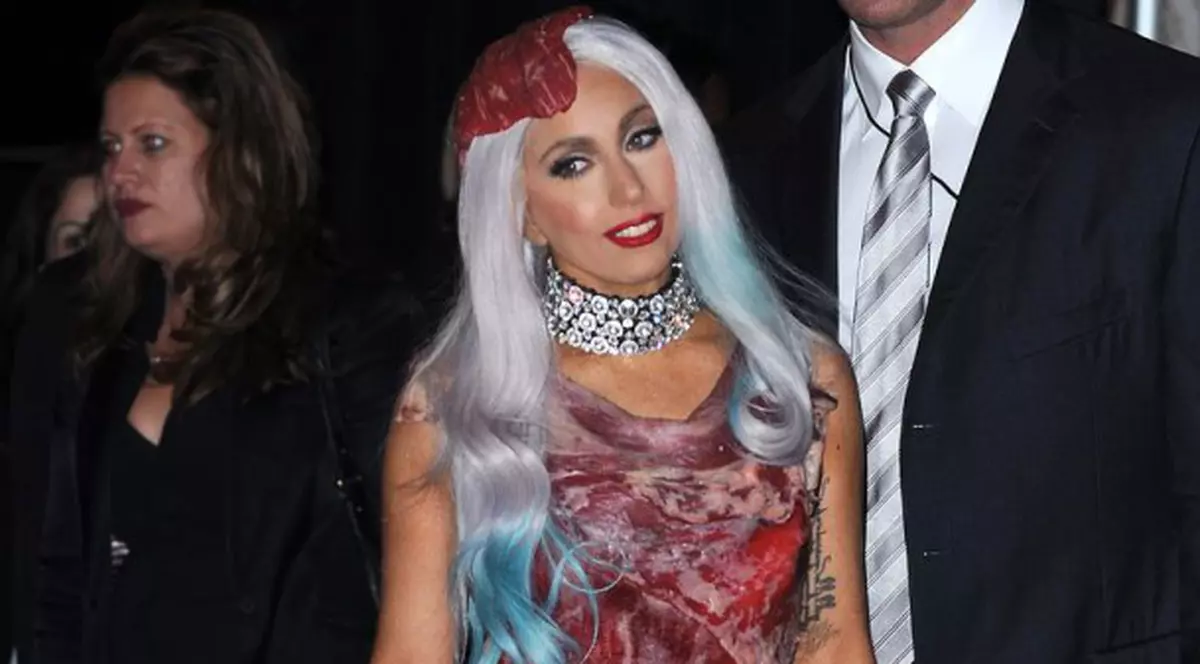 Sam McKnight: ”Rochia din carne a lui Lady Gaga mirosea îngrozitor”