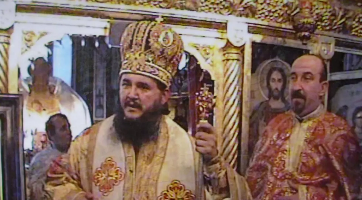 Foto&Video| Enoriaşii din Călugăreni au manifestat cu pancarte în curtea bisericii