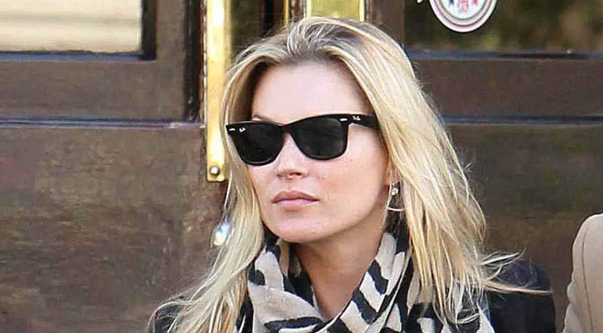 Kate Moss este noua imagine a ochelarilor de soare Vogue