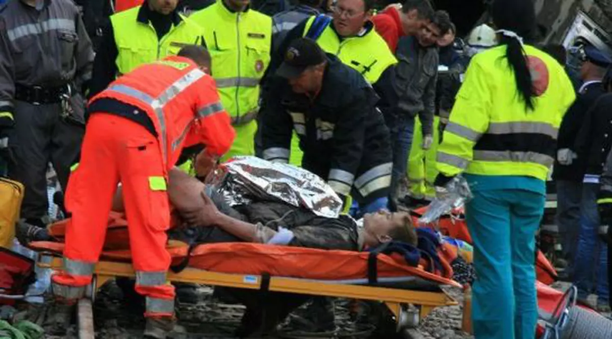 Un mort şi trei răniţi după ce maşina în care se aflau a fost lovită de tren