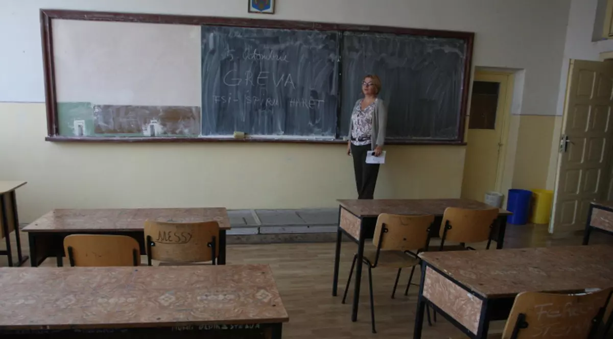 Profesorii vor să facă grevă joi, când Guvernul îşi asumă responsabilitatea pentru Legea educaţiei