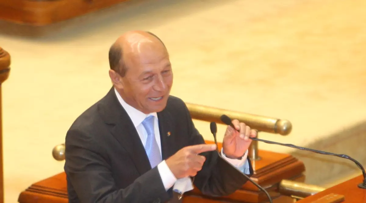 Băsescu nu vrea să promulge legile privind TVA de 5% la alimente şi neimpozitarea pensiilor mici