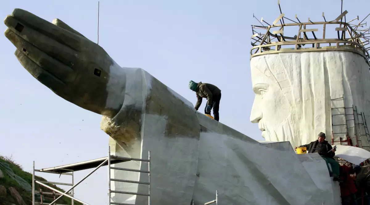 Polonezii construiesc cea mai înaltă statuie a lui Iisus Hristos din lume