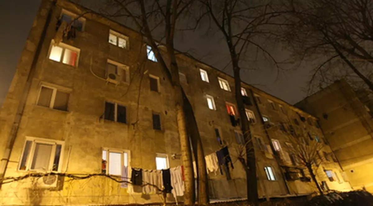 Un tânăr s-a aruncat de la etajul 4, după ce s-a certat cu iubita sa