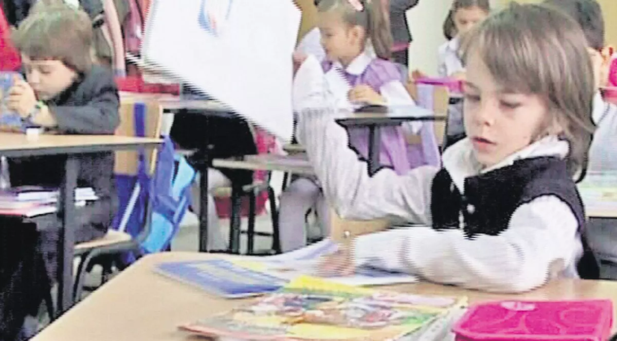 Eliza, fetiţa născută la 67 de ani, a început şcoala la doar 5 ani!