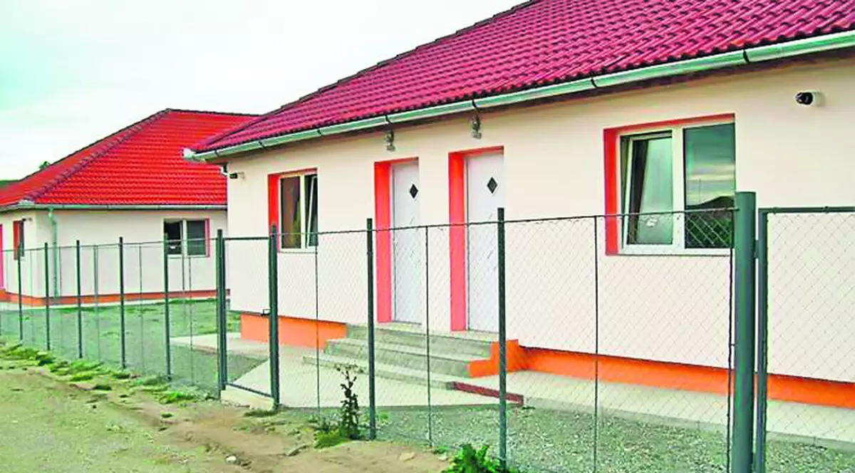 Țiganii din Agnita au primit case gratis