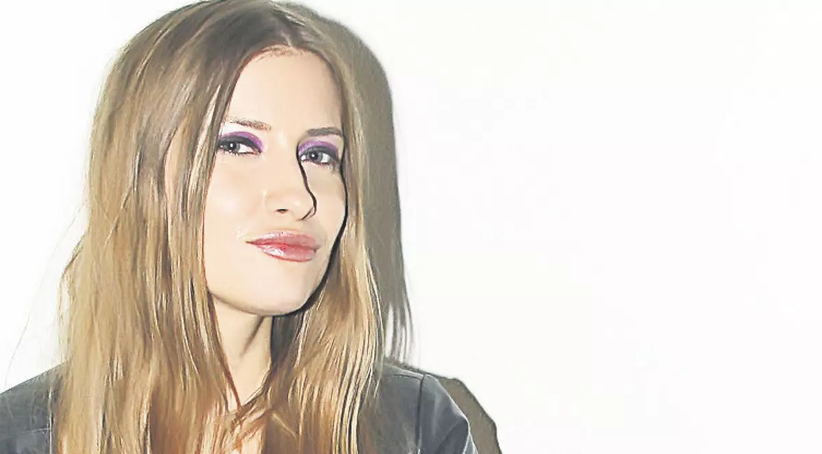 Iulia Albu a sărit la gâtul unei manechine: «Fă, proasta dracului»