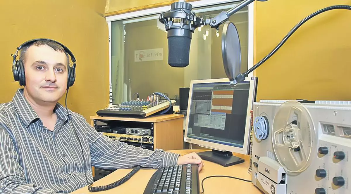 Alex îşi aduce aminte cum se asculta muzică în comunism: «Luam benzi de de la marinari»