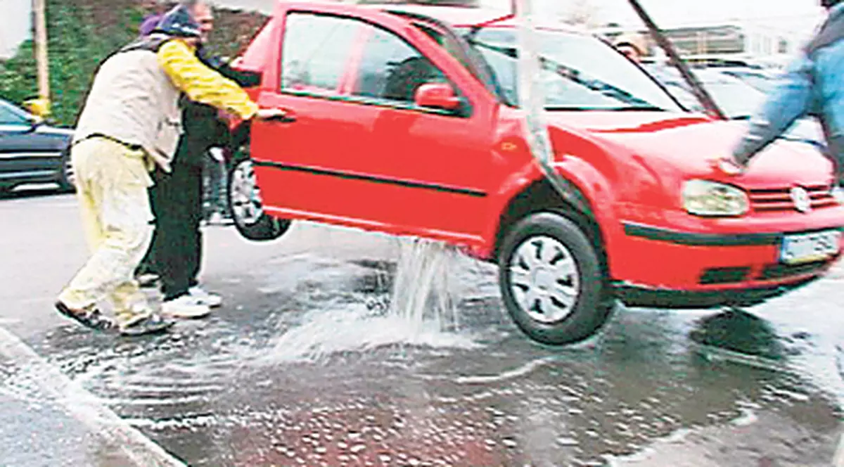 Foto | «Şi-a parcat» maşina în apă!