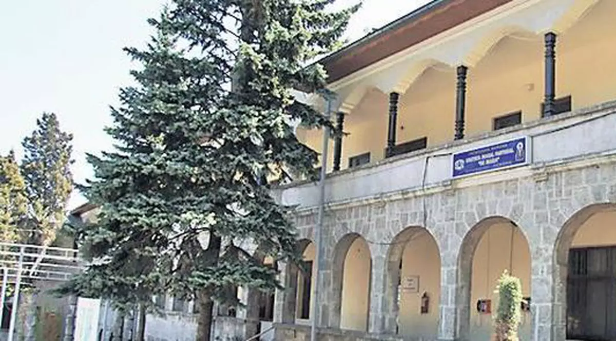 Au făcut salon de masaj la mănăstire!