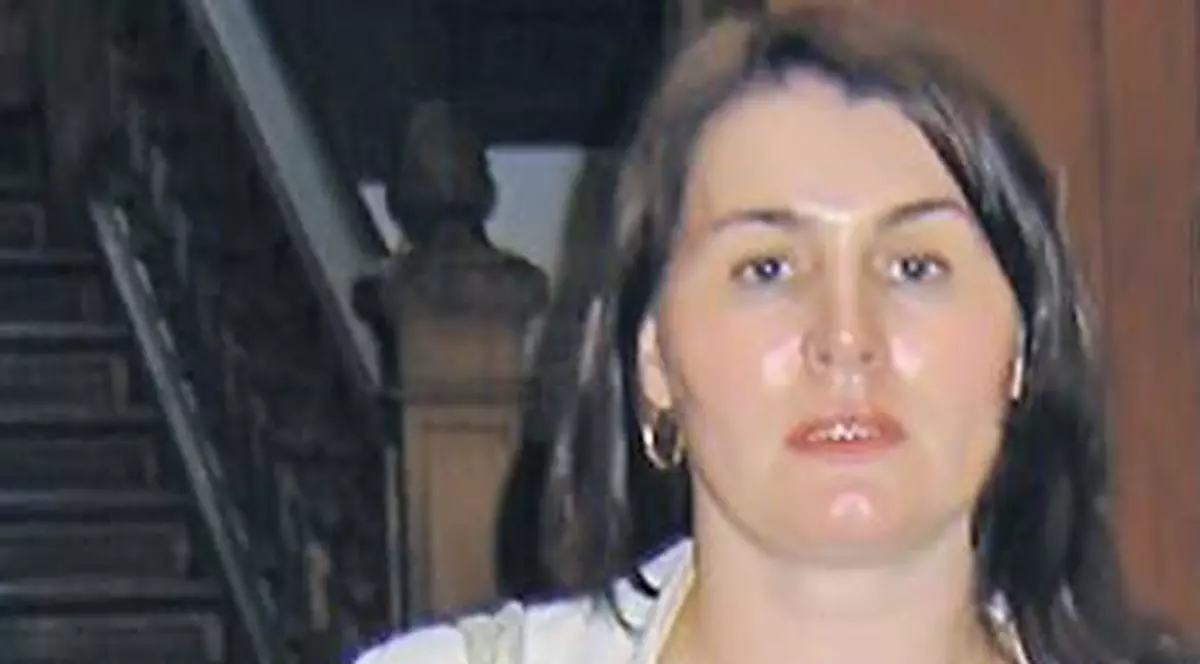 Părinţii asistentei pe care soţul a ucis-o cu SIDA îl acuză pe bărbat: ”I-a incendiat mormântul”