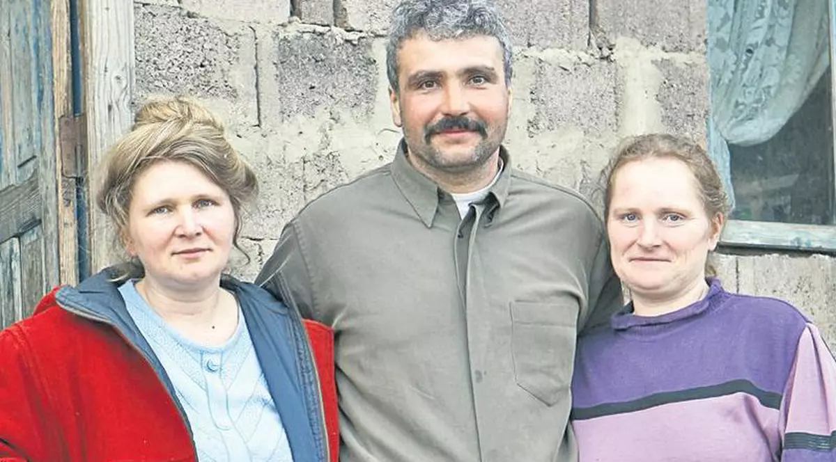 Bărbatul din Iaşi care trăieşte cu două surori va fi tătic a 13-a oară