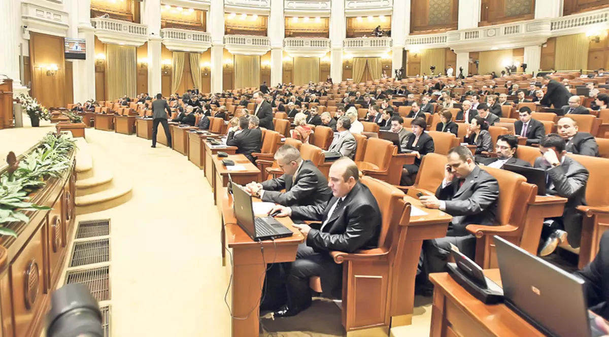 Au votat TVA la alimente = 5%, pensiile sub 2.000 de lei = neimpozitate. Aţi greşit? Acum trebuie să plătiţi!