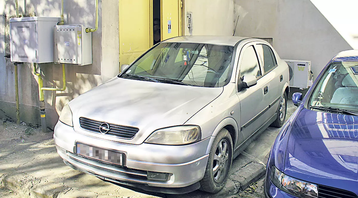 Şi-a sechestrat vecinii în bloc!