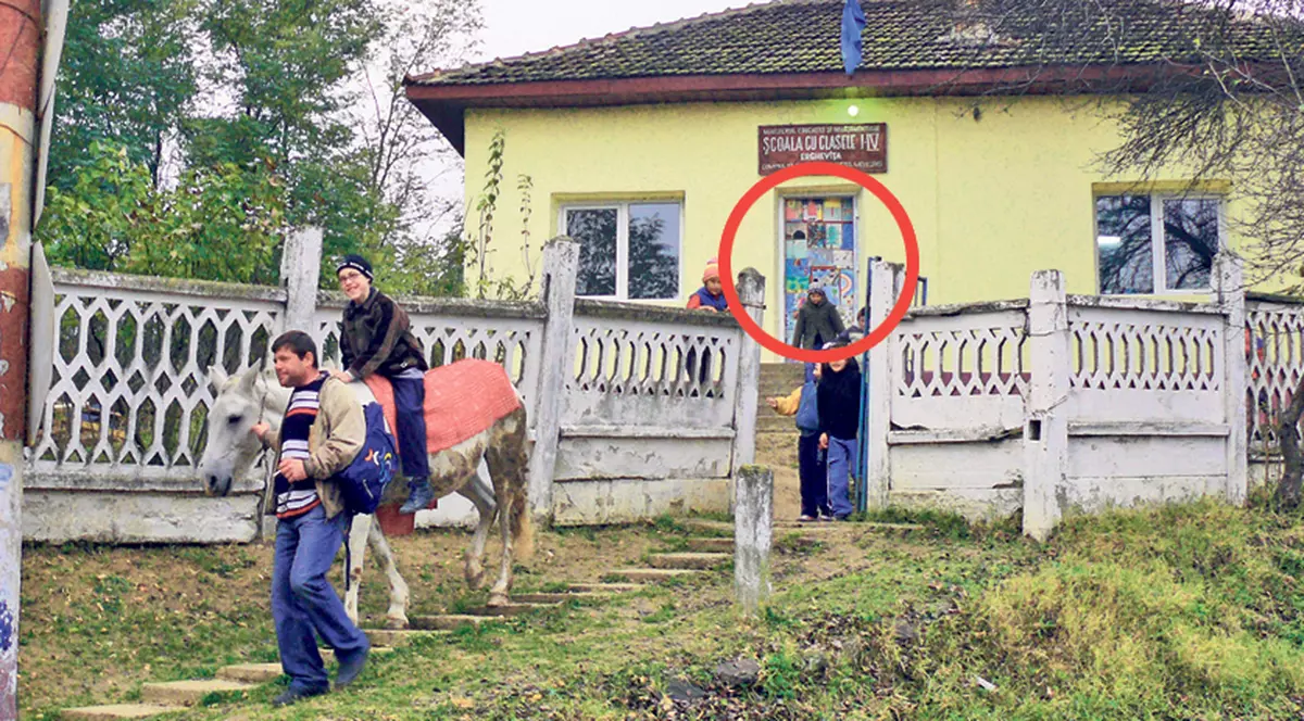 Îşi duce copilul la şcoală cu calul
