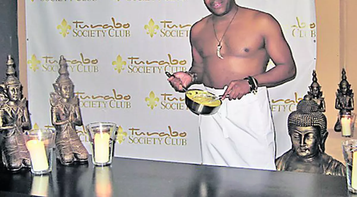 Brad de la Boney M face mămăligă la bustul gol