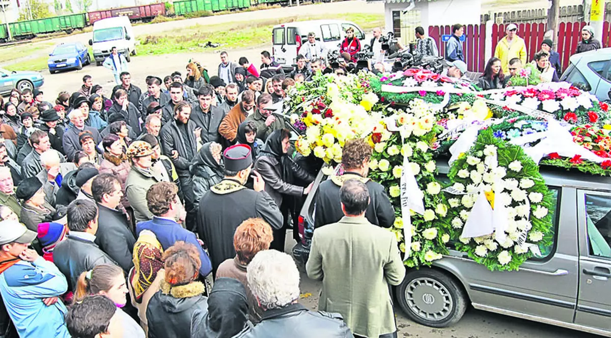 Soţul asistentei ucise în Italia a plâns necontenit la înmormântarea Maricicăi: «Cui mă laşi tu pe mine?»