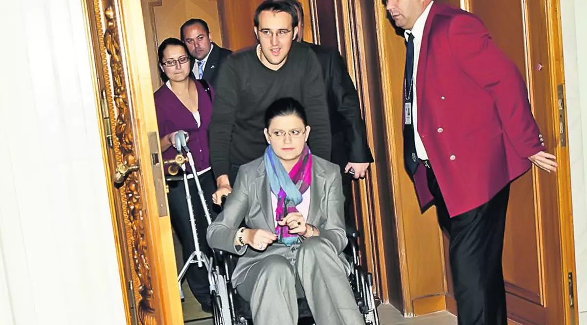 Boagiu, transportată în scaun cu rotile prin Parlament