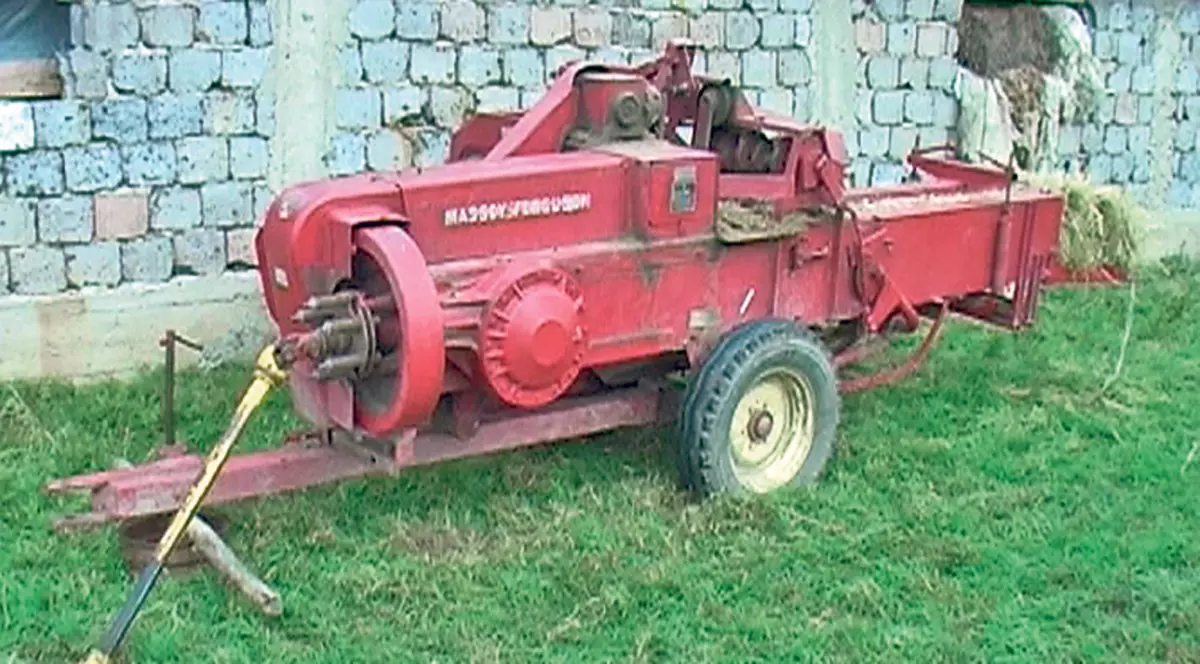 Un adolescent de 15 ani luptă cu moartea după ce a fost strivit de o balotieră