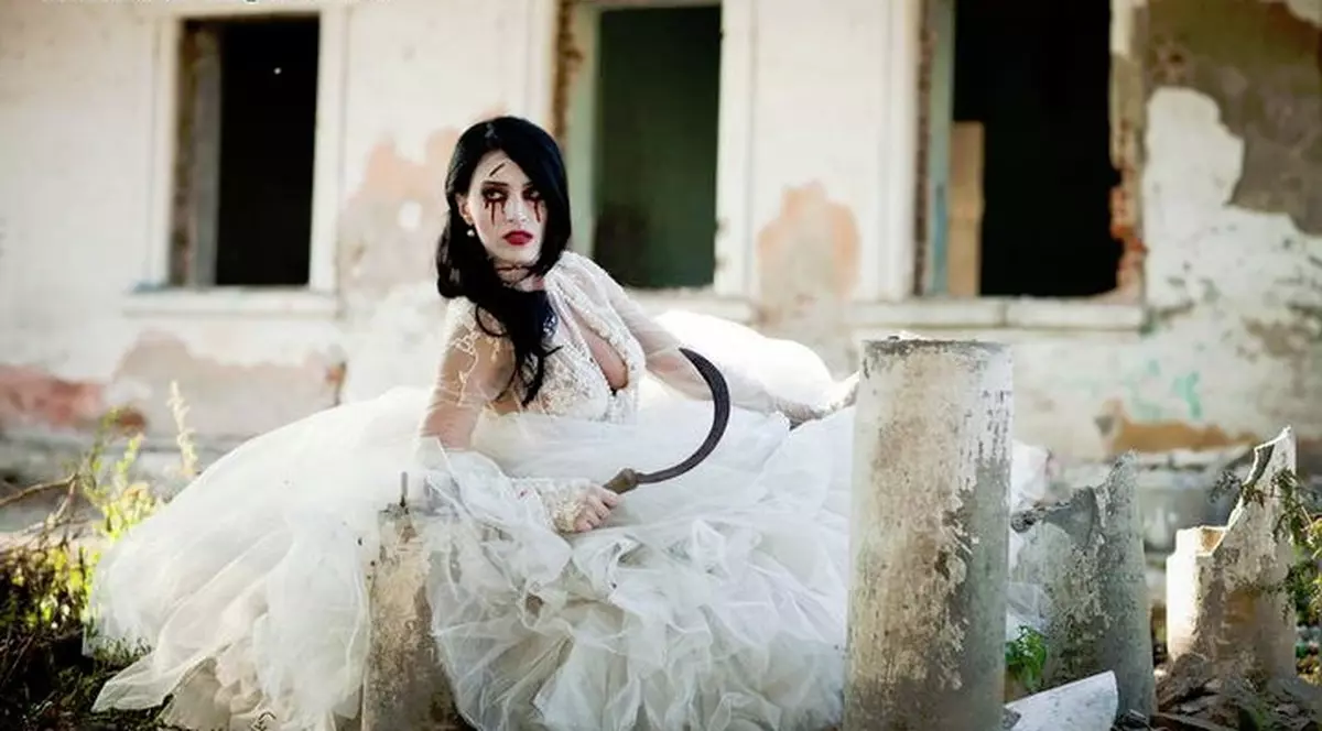 Foto | Adelina Pestriţu s-a pozat în rochie de mireasă cu o seceră în mână 