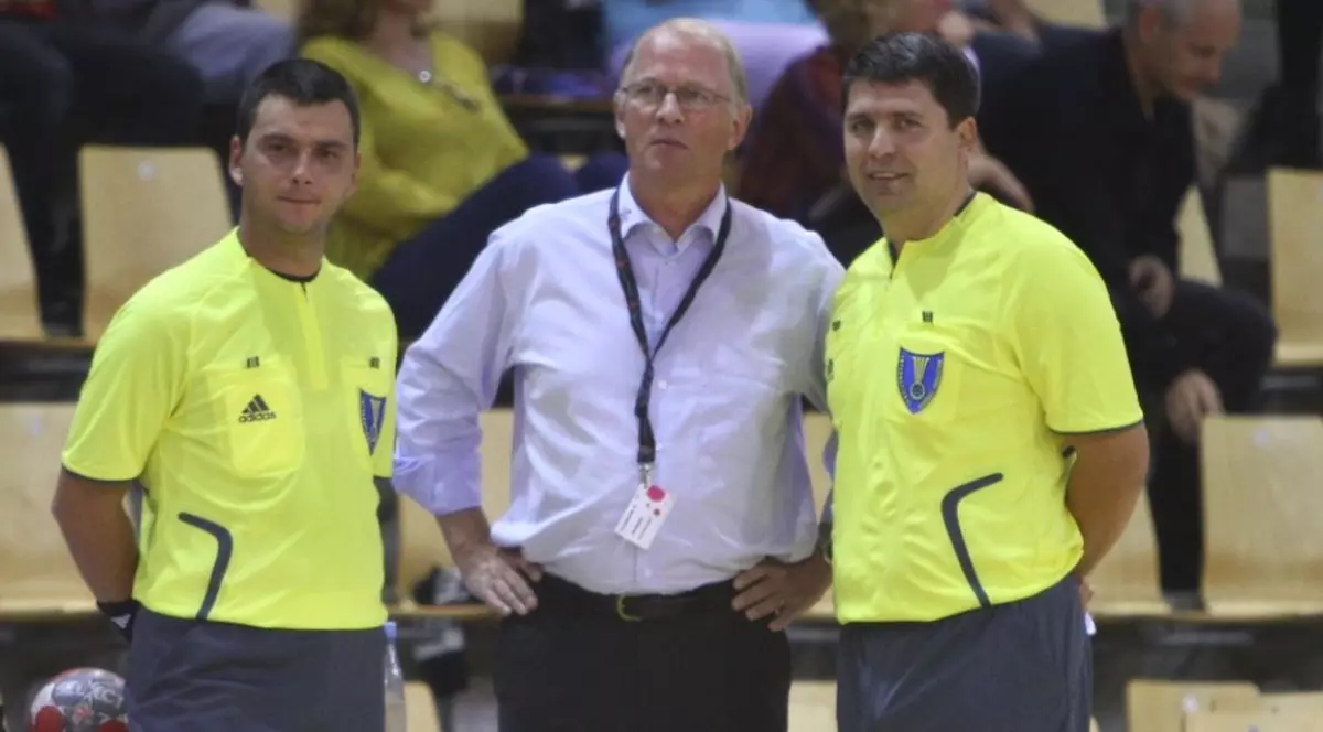 Arbitrii de fotbal acuzaţi de corupţie, cei de la handbal conduc meciuri la Mondiale şi la Europene