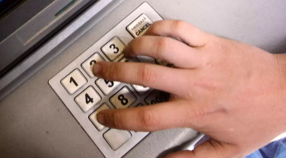 Un bancomat din Vâlcea a fost spart iar paznicul a fost bătut şi legat 