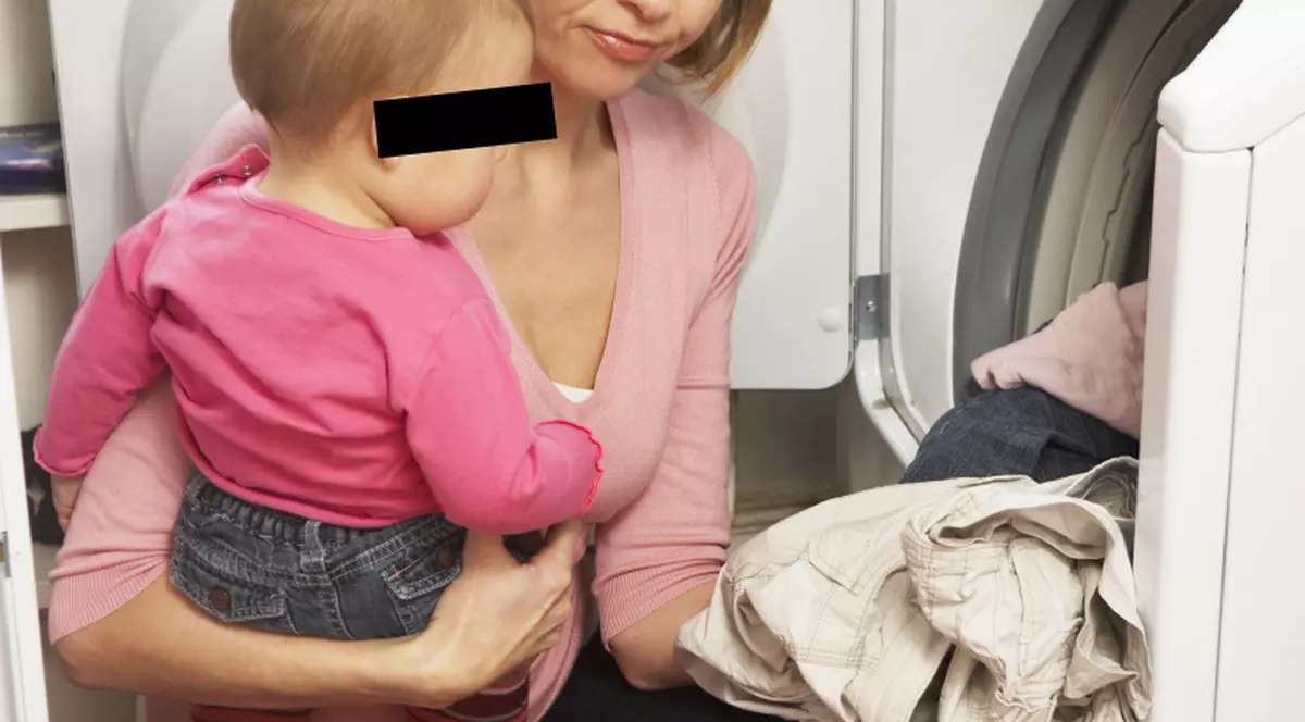 Bebeluş mort după ce a fost spălat în maşină, cu rufele