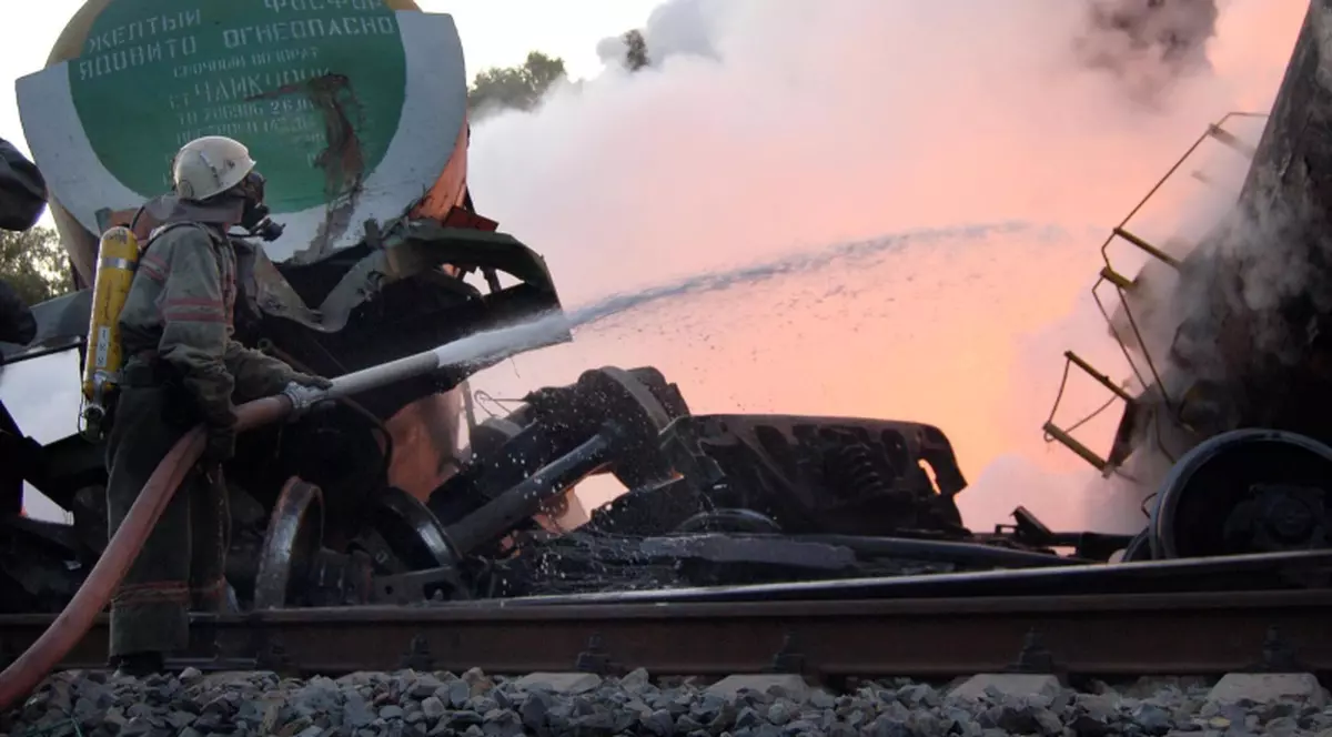 Accident feroviar în Polonia: 2 rezervoare cu petrol au explodat