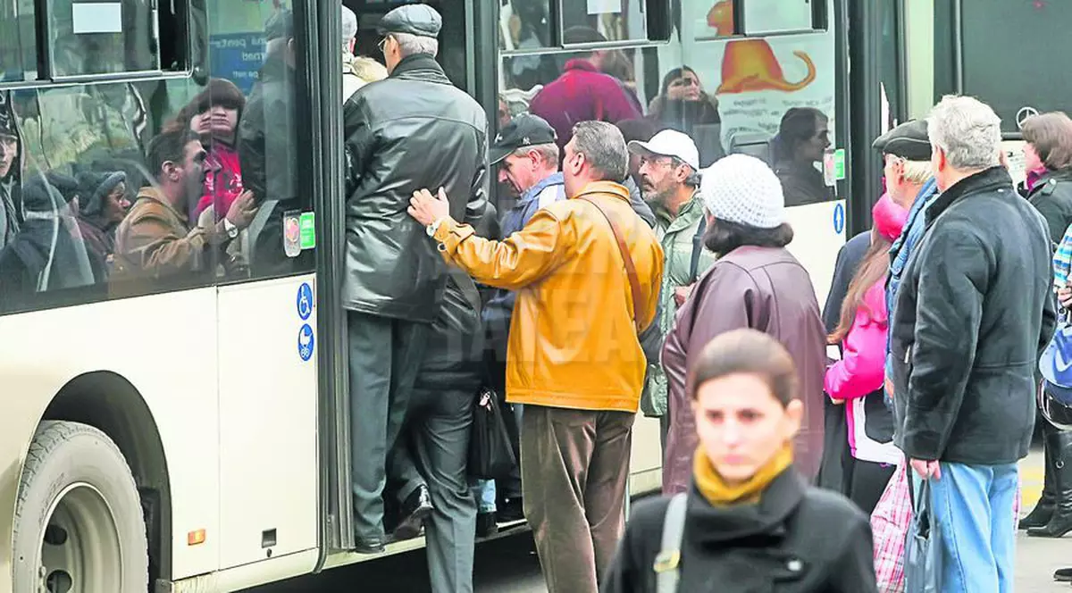 Două bătrâne buzunăreau călătorii în autobuzul 104