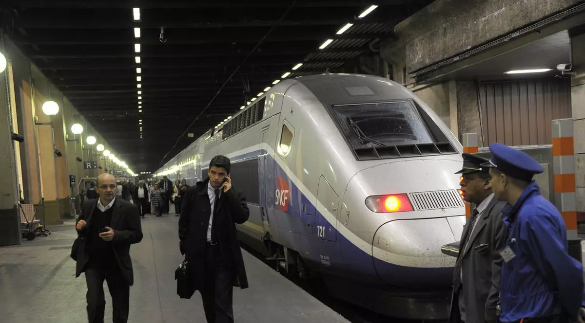 Un TGV s-a ciocnit cu un dulap de metal, în Franţa