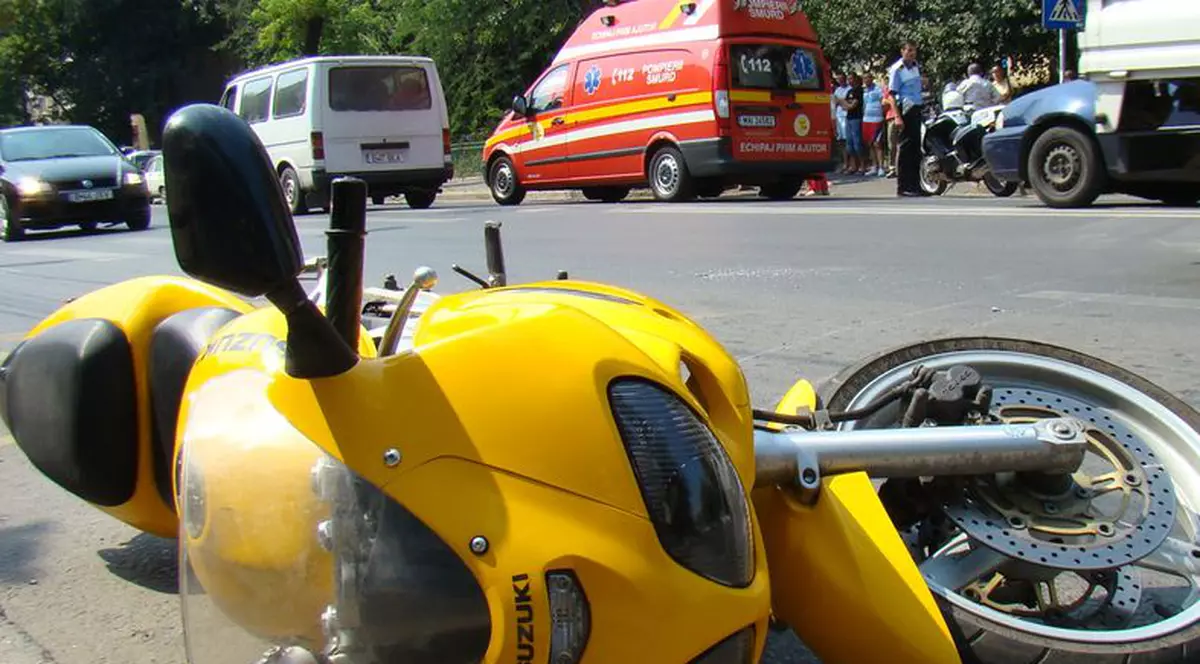 Un tânăr a murit după ce s-a izbit cu motocicleta de un cal
