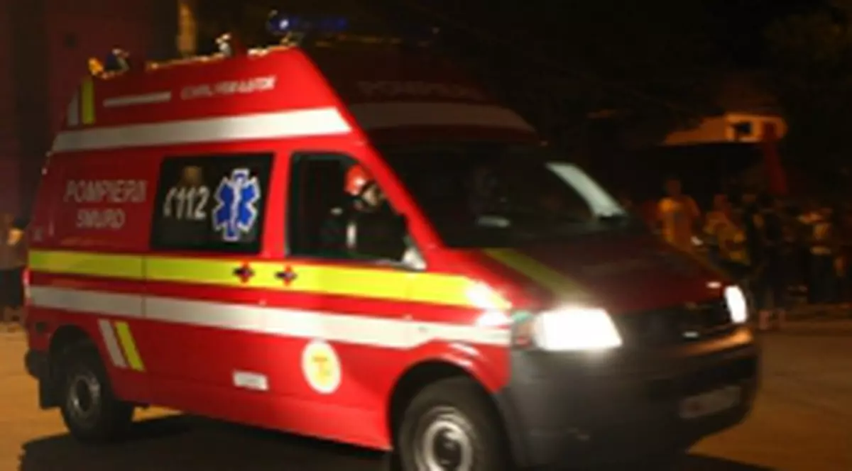 Un microbuz s-a ciocnit cu un autoturism: 5 răniţi