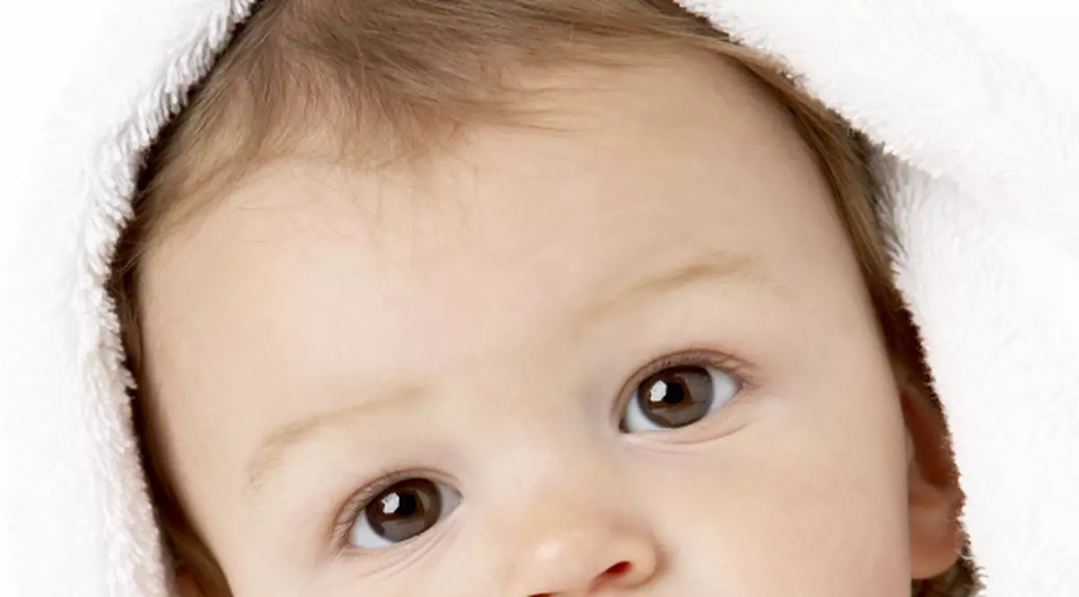 Fetiţă de un an lăsată în tufişurile din gară de mama sa 