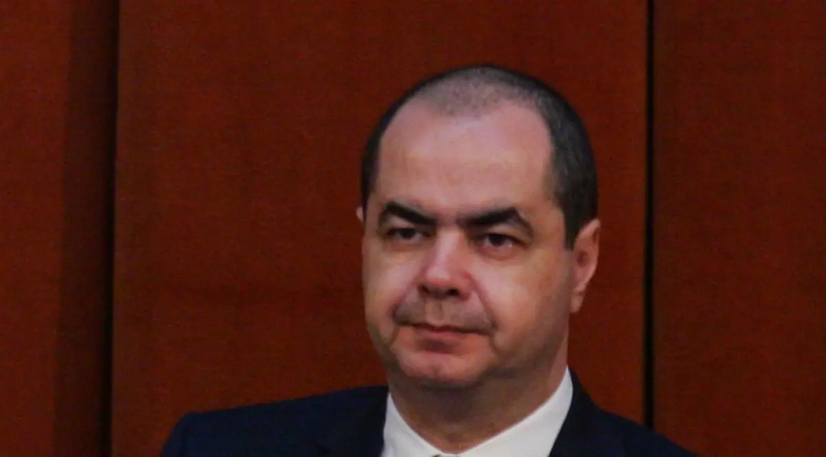 Fostul ministru al Apărării, Mihai Stănişoară, dus de urgenţă la spital