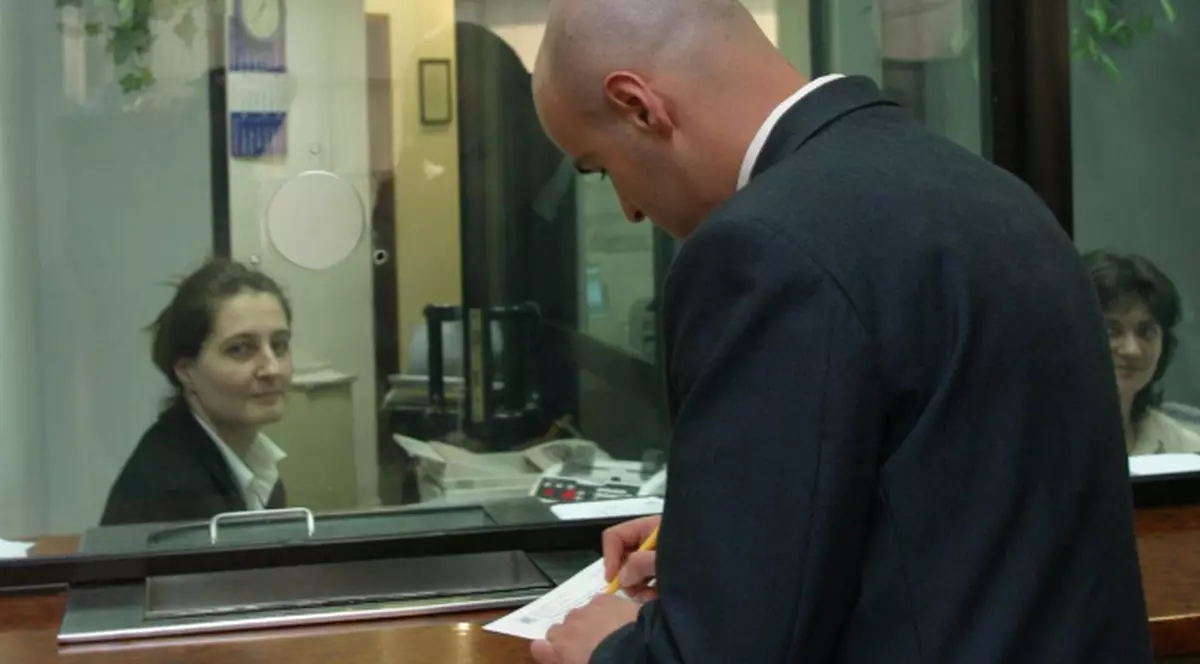 Nu mai stăm la coadă la primărie. În sectorul 4 se desființează ghișeele: ”Nu mai stăm cocoşaţi ca slugile”