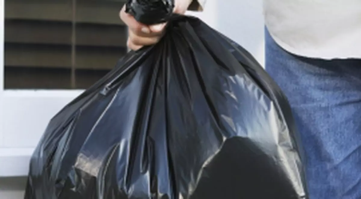 Un deputat italian, bătut după ce s-a prezentat la Cameră cu un sac de gunoi
