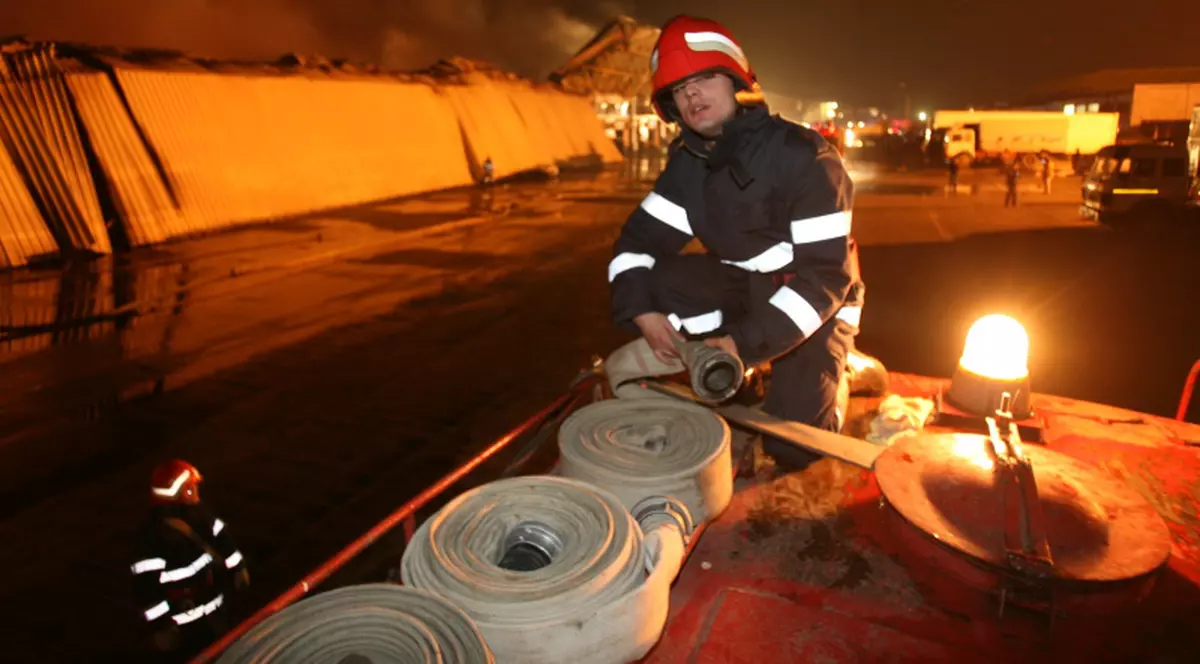 A ars de viu după ce a adormit cu ţigara în mână