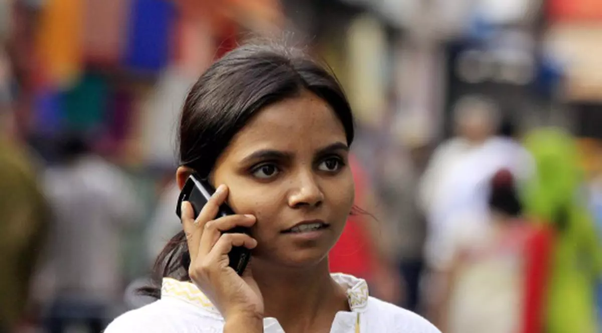 Indiencele nemăritate nu au voie să folosească telefonul mobil