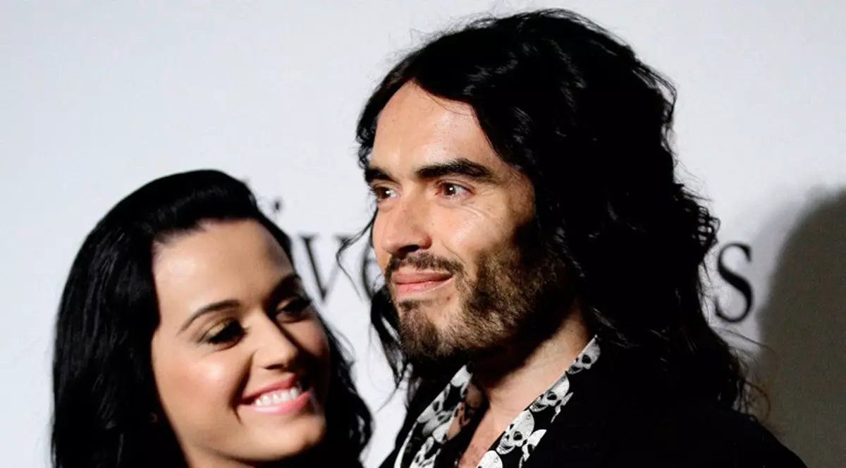 Katy Perry uită frecvent că este căsătorită