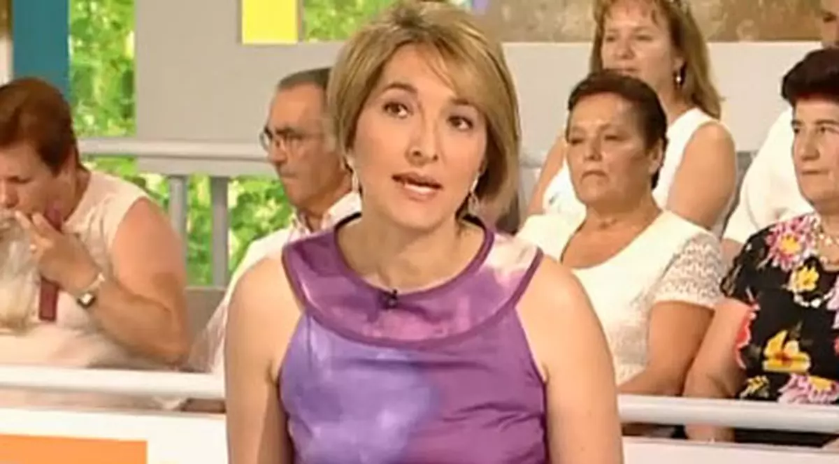 Video | O persoană din audienţă vomită exact în spatele prezentatoarei