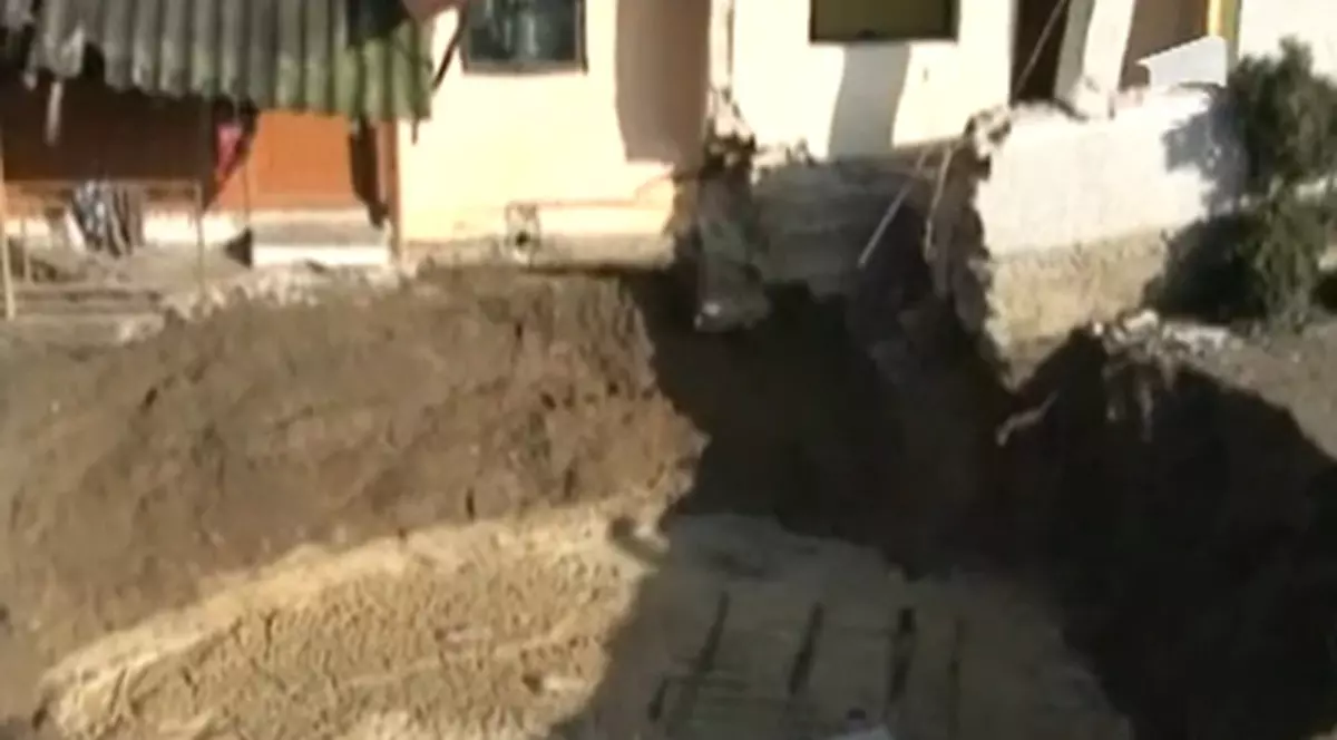 Video | Un crater uriaş le-a înghiţit casa