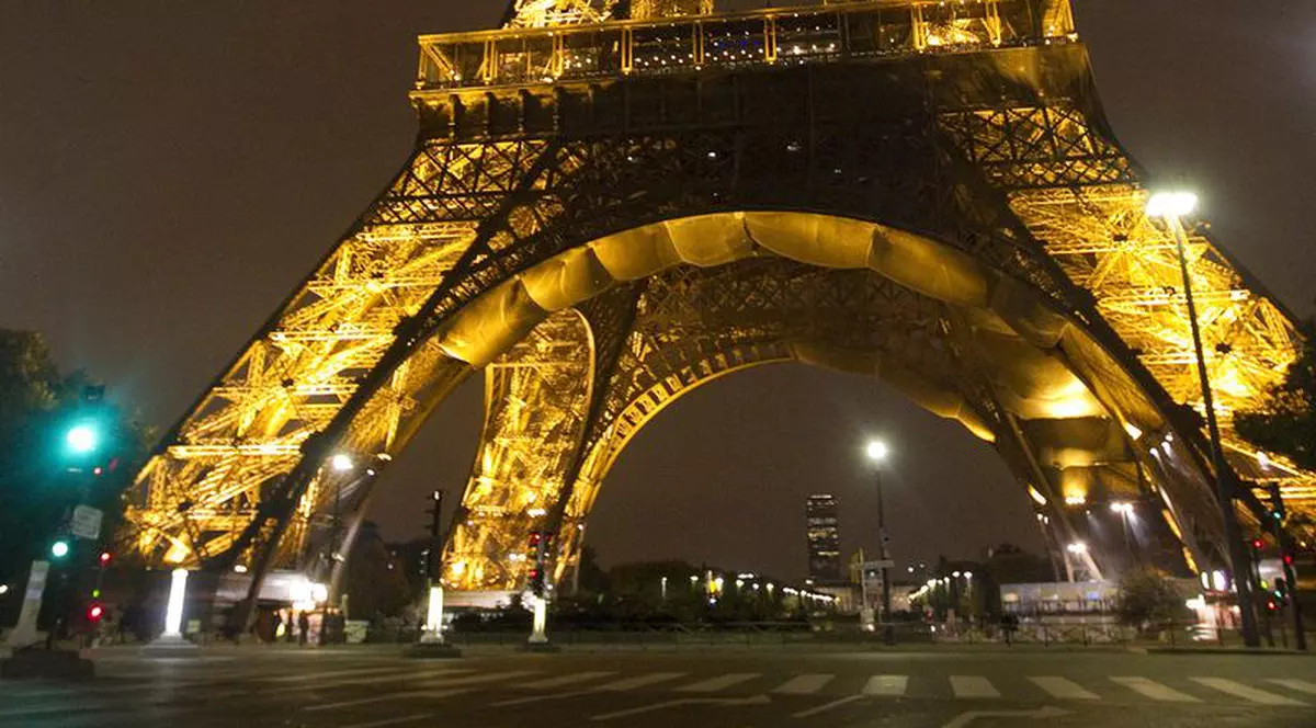 Un patinoar interactiv va fi deschis în Turnul Eiffel