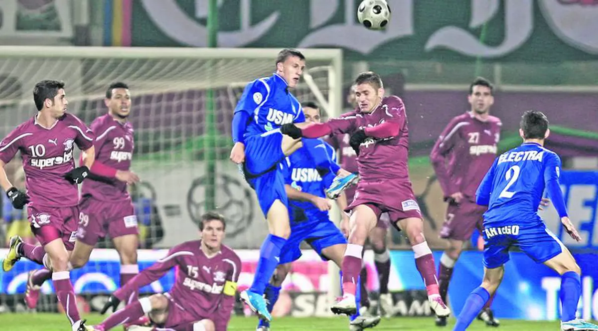 Conducătorii din fotbalul românesc se suspectează şi se acuză reciproc de blaturi