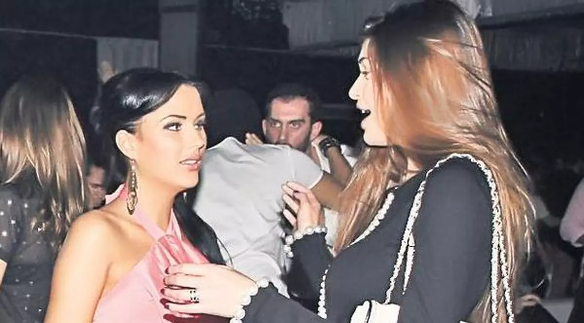 Monica Columbeanu, desculţă în club